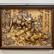 Резная картина «Гон на лося» 60×46 см — красивый подарок — фотография 1