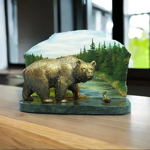 Скульптура из бронзы «Медведь на природе» на змеевике в подарок