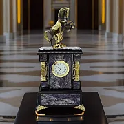 Каминные часы «Конь» из чароита и долерита — оригинальный подарок — фотография 1