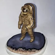 Бронзовая статуэтка «Космонавт» с агатом — красивый подарок — фотография 2