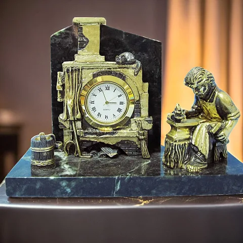 На память: Часы «Мастер» с кузнецом у печи