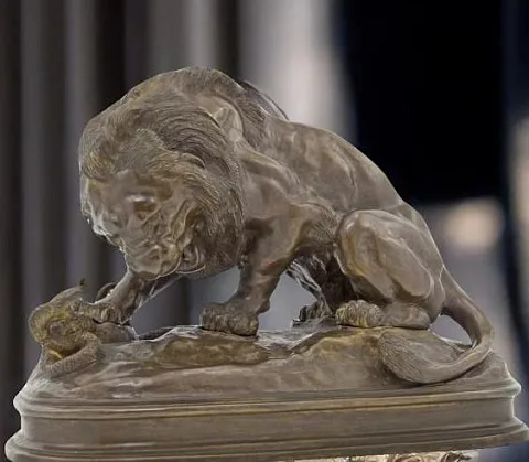 Скульптура «Лев со змеёй» из бронзы — красивый подарок