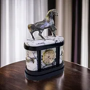 Подарочные каминные часы «Конь» из мрамора и долерита — фотография 1