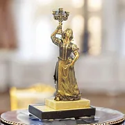 Подарочная статуэтка «Дама с канделябром» из бронзы — фотография 1